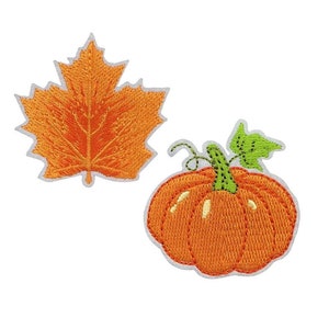 Può includere: Due toppe ricamate da stirare, una a forma di zucca arancione e l'altra a forma di foglia d'acero arancione.
