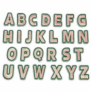 Peut inclure: Un ensemble de vingt-six écussons brodés représentant les lettres de l'alphabet, avec un centre rose clair texturé et une bordure verte foncée. Les lettres de A à Z sont disposées sur quatre rangées, avec le texte Longancraft en haut.
