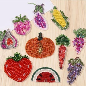 Może przedstawiać: Zestaw trzech ceramicznych kubków z nakrapianym, matowym wykończeniem. Kubki są w odcieniach kremu, jasnoszarym i ciemnoszarym. Każdy kubek ma prosty, minimalistyczny design i zaokrąglony uchwyt.