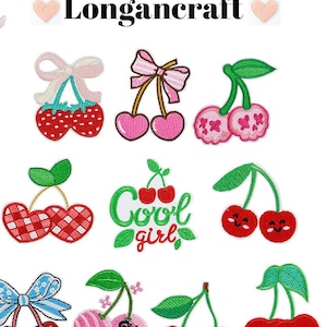 Może przedstawiać: Zestaw 10 haftowanych naszywek do prasowania z wiśniami w różnych stylach. Niektóre wiśnie mają kokardki, serca, kratki i uśmiechnięte buźki. Naszywki zawierają tekst, np. "Cool girl" i "Girls Don't Cry".