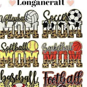 Pode incluir: Seis patches para passar a ferro com fundo de estampa de leopardo e a palavra "MOM" em letras douradas com glitter. Cada patch apresenta um esporte diferente: voleibol, futebol, softbol, basquetebol, beisebol e futebol americano.