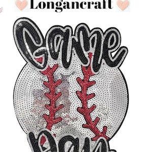 Puede incluir: Parche de lentejuelas para planchar con una pelota de béisbol y las palabras "Game Day" en negro y rojo.