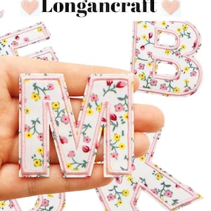 Toppa ricamata con lettere dell'alfabeto a forma di fiore rosa da 2,0 pollici, toppe con nome fai da te, toppe con numeri per borse per abbigliamento, toppe stirabili