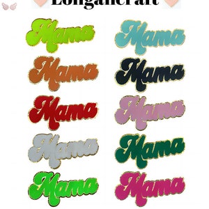 Può includere: Otto spille smaltate di diversi colori, ciascuna con la parola "Mama" in un font retrò. Le spille sono tutte dorate e hanno una finitura lucida.