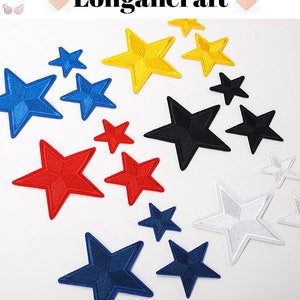 Op de afbeelding: Assortiment van strijkpatches in verschillende kleuren en maten, met een vijfpuntige stervorm. De patches omvatten rode, blauwe, gele, zwarte en witte sterren.