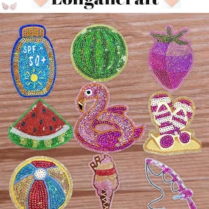 Peut inclure: Collection de patchs à paillettes sur le thème de l'été, comprenant un flacon de crème solaire, des tranches de pastèque, un flamant rose, un cornet de glace, un ballon de plage et une canne à pêche. Les patchs sont de couleurs variées, avec le texte "Longancraft".