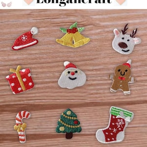 Pode incluir: Uma coleção de patches de Natal bordados em várias formas. Inclui um gorro de Papai Noel, sinos, uma cabeça de rena, um presente, um rosto de Papai Noel, um homem de gengibre, uma bengala doce, uma árvore de Natal e uma meia. A palavra "Longancraft" está no topo.