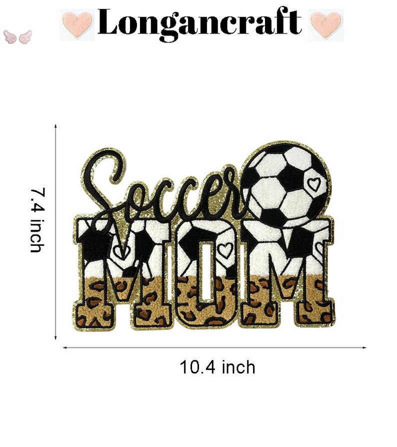K&ouml;nnte beinhalten: Ein goldener Glitzer-Patch mit der Aufschrift "Soccer Mom" mit einem schwarz-wei&szlig;en Fu&szlig;ball und Leopardenmuster-Akzenten. Der Patch ist 7,4 Zoll hoch und 10,4 Zoll breit.