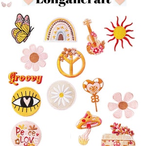 Pode incluir: Um conjunto de 14 patches para passar a ferro com uma variedade de designs, incluindo um sinal de paz, uma margarida, um cogumelo, um arco-íris, um sol, uma guitarra, uma van, a palavra groovy, um olho com um coração e uma frase de paz e amor. Os patches são todos bordados com fios coloridos.