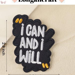 Pode incluir: Etiqueta de ferro bordada preta com texto branco que diz "I can and I will" com aspas amarelas. A etiqueta mede 2,2 polegadas de largura e 2,9 polegadas de altura.