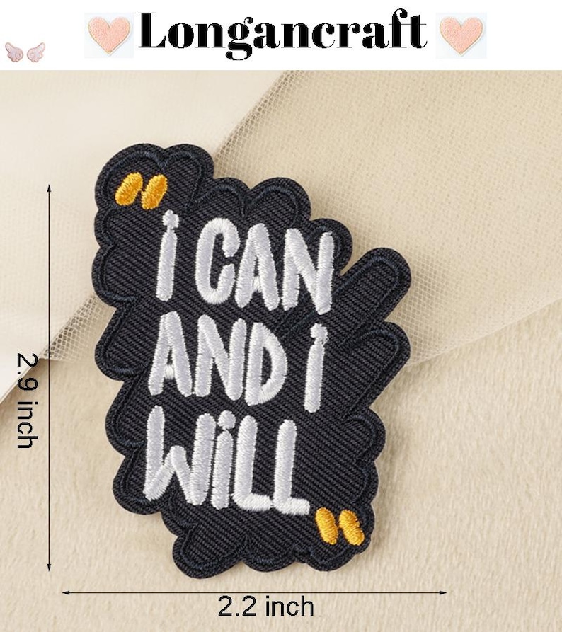 Pode incluir: Etiqueta de ferro bordada preta com texto branco que diz "I can and I will" com aspas amarelas. A etiqueta mede 2,2 polegadas de largura e 2,9 polegadas de altura.