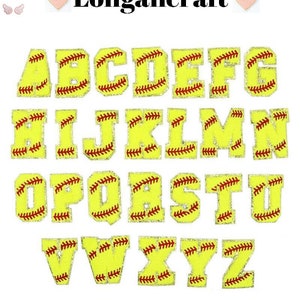Può includere: Un set di 26 lettere termoadesive a forma di palla da softball. Le lettere sono gialle con cuciture rosse e una finitura glitterata. Le lettere sono disposte in ordine alfabetico.