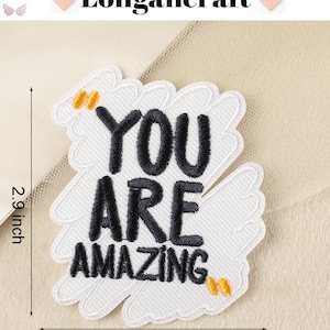 Pode incluir: Etiqueta branca bordada para passar a ferro com texto preto que diz "You are amazing" com acentos amarelos. A etiqueta mede 2,4 polegadas de largura e 2,9 polegadas de altura.