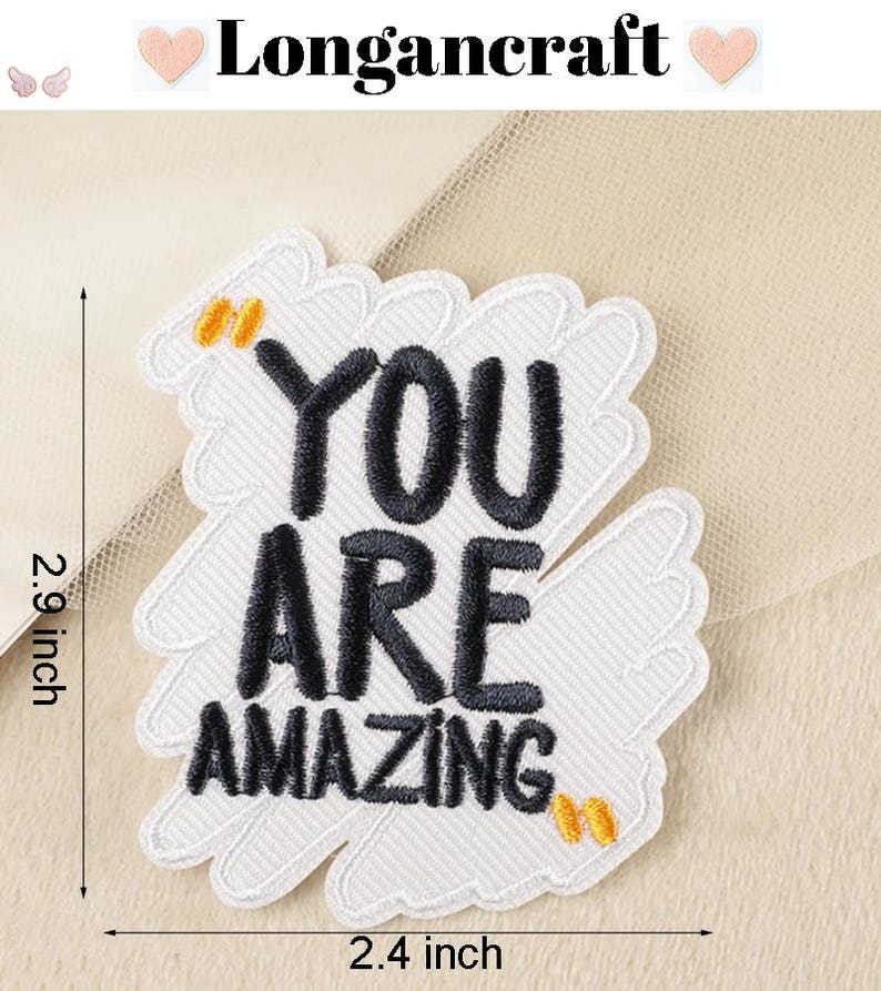 Pode incluir: Etiqueta branca bordada para passar a ferro com texto preto que diz "You are amazing" com acentos amarelos. A etiqueta mede 2,4 polegadas de largura e 2,9 polegadas de altura.