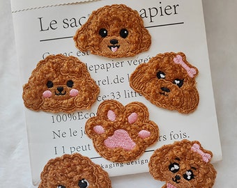 Puede incluir: Seis parches de fieltro marrón con imágenes bordadas de perros caniches. Los parches tienen detalles en rosa y son perfectos para agregar un toque de fantasía a la ropa, las bolsas u otras manualidades.