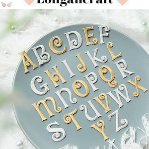 Può includere: Un set di 26 lettere dell'alfabeto termoadesive in oro e bianco su un piatto blu. Le lettere sono in un font corsivo con dei riccioli. Le lettere sono disposte in ordine alfabetico.