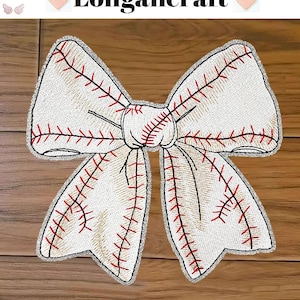 Puede incluir: Un lazo de tela blanco con costuras rojas, que se asemeja a una pelota de béisbol, con la palabra "Longancraft" encima.