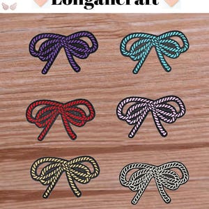 Puede incluir: Seis parches coloridos en forma de lazo en morado, turquesa, rojo, rosa, amarillo y blanco, con contornos negros. La palabra "Longancraft" se muestra encima de los parches.