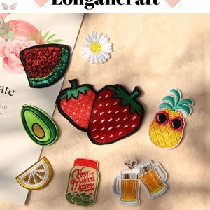 Può includere: Un set di 10 toppe da stirare con diversi design, tra cui una anguria, fragole, un avocado, un limone, un ananas, una boccale di birra, una margherita e un barattolo con il testo "Keep Calm and Matters".