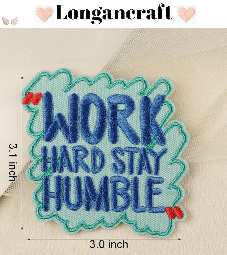 Pode incluir: Patch bordado azul com o texto "Work Hard Stay Humble" em forma de nuvem. O patch mede 3,1 polegadas de altura e 3 polegadas de largura.