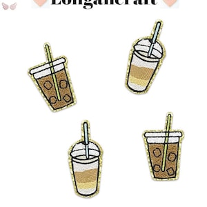 Może przedstawiać: Cztery haftowane naszywki z motywem lodowatego napoju kawowego z rurką. Naszywki są w jasnobrązowej, beżowej i białej kolorystyce z złotym obramowaniem.