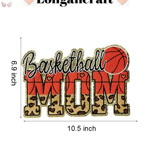 K&ouml;nnte beinhalten: Goldene Glitzer-Aufn&auml;her "Basketball Mama" mit einem roten und schwarzen Basketball-Design. Der Aufn&auml;her ist 6,9 Zoll hoch und 10,5 Zoll breit.