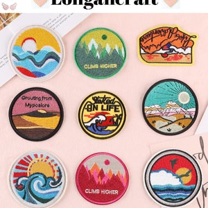 Peut inclure: Neuf patchs brodés thermocollants avec différents motifs, notamment des montagnes, des vagues, des couchers de soleil et du texte. Les patchs sont circulaires et ont un contour blanc. Le texte sur les patchs comprend "CLIMB HIGHER", "Grouting from Mypoalore" et "Stoked ON LIFE".