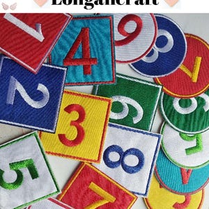 Może przedstawiać: Zbiór kolorowych haftowanych naszywek do prasowania przedstawiających liczby od 1 do 9. Naszywki mają różne kształty, w tym kwadraty i koła. Niektóre naszywki mają białe tło z kolorowymi liczbami, podczas gdy inne mają kolorowe tło z białymi liczbami.