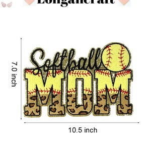 K&ouml;nnte beinhalten: Ein goldfarbener Glitzer- und Leopardenmuster-Patch mit der Aufschrift "Softball Mom" und einem gelben Softball. Der Patch ist 17,8 cm hoch und 26,7 cm breit.