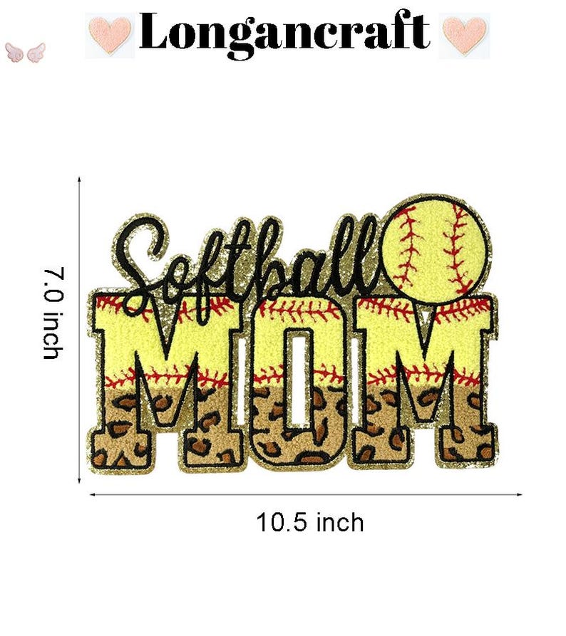 K&ouml;nnte beinhalten: Ein goldfarbener Glitzer- und Leopardenmuster-Patch mit der Aufschrift "Softball Mom" und einem gelben Softball. Der Patch ist 17,8 cm hoch und 26,7 cm breit.