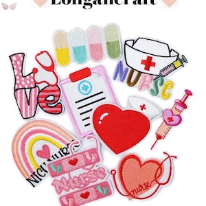 Pode incluir: Uma coleção de patches bordados com tema médico. Os patches incluem um chapéu de enfermeira, seringa, pílulas, um estetoscópio, um arco-íris, corações e a palavra "Nurse". Os patches são em várias cores, incluindo rosa, vermelho, amarelo e verde. O texto "Longancraft" está no topo.