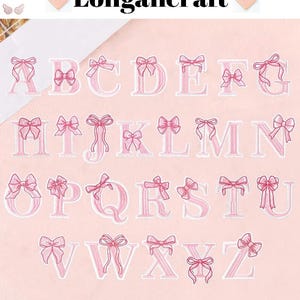 Può includere: Alfabeto ricamato rosa con fiocchi. Le lettere dalla A alla Z sono mostrate su sfondo rosa. La parola "Longancraft" è nella parte superiore dell'immagine.
