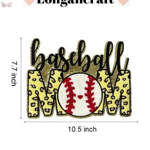 K&ouml;nnte beinhalten: Baseball Mom B&uuml;gelbild mit goldfarbenem Glitzer-Hintergrund, schwarzer Schrift und einem roten und wei&szlig;en Baseball. Das B&uuml;gelbild ist 19,6 cm hoch und 26,7 cm breit.