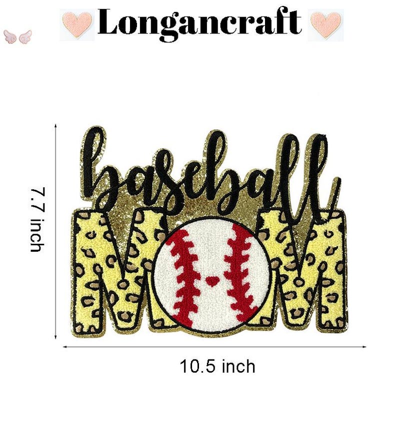 K&ouml;nnte beinhalten: Baseball Mom B&uuml;gelbild mit goldfarbenem Glitzer-Hintergrund, schwarzer Schrift und einem roten und wei&szlig;en Baseball. Das B&uuml;gelbild ist 19,6 cm hoch und 26,7 cm breit.