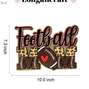K&ouml;nnte beinhalten: Football Mom B&uuml;gelbild mit einem braunen Fussball, einem roten Herzen und Leopardenmuster. Das B&uuml;gelbild ist 7,3 Zoll hoch und 10 Zoll breit.