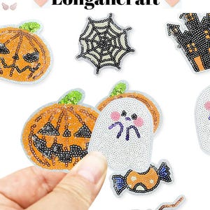 Op de afbeelding: Een verzameling Halloween-thema pailletten patches, waaronder pompoenen, een spinnenweb, een spook en snoep. De patches zijn in oranje, wit en zwart, met groene accenten. Het woord "Longancraft" staat bovenaan de afbeelding.