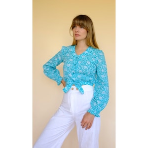 Vintage jaren 60/70 Blauw Bloemen Print Lange Mouw Taille Stropdas Bow Liberty Style Bell Sleeve Wit Daisy XS 6 8 Mod Psych Top Blouse Shirt Katoen