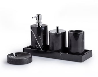 Può includere: Set di accessori per il bagno in marmo nero con dispenser di sapone, porta spazzolino da denti e portasapone su un vassoio abbinato.