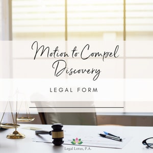 Pode incluir: Um formulário legal branco com o texto "Motion to Compel Discovery LEGAL FORM" em preto. Um martelo, uma balança de justiça e duas canetas estão em uma mesa branca com um papel estampado branco e cinza. O texto "Legal Lotus, P.A." está na parte inferior da página.