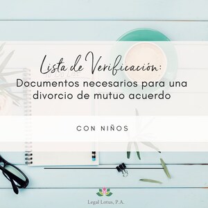 May include: A checklist titled "Lista de Verificación: Documentos necesarios para una divorcio de mutuo acuerdo CON NIÑOS" on a light blue wooden surface with a cup of coffee, a notebook, a pencil, and a pair of glasses. The text is in Spanish.