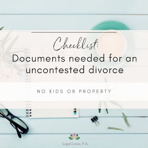Può includere: Checklist per un divorzio non contestato senza figli o proprietà. La checklist è scritta su un blocco note bianco con una matita e una tazza di caffè su uno sfondo di legno blu chiaro.