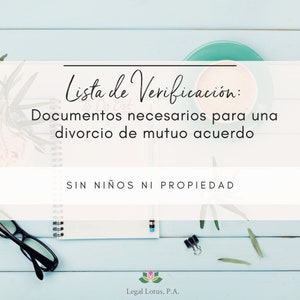 以下が含まれることがあります： 「Lista de Verificación: Documentos necesarios para una divorcio de mutuo acuerdo」というタイトルのチェックリストで、その下に「SIN NIÑOS NI PROPIEDAD」というテキストがあります。チェックリストは、薄い青色の木製の表面に置かれており、ノート、鉛筆、コーヒーカップ、緑の葉があります。
