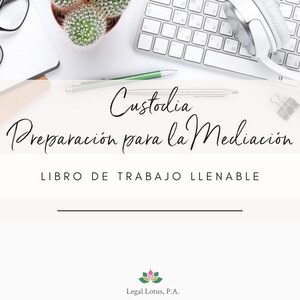 Peut inclure: Un clavier blanc et gris, un cactus en pot, un casque audio et un stylo sont posés sur une surface blanche. Le texte "Custodia Preparación para la Mediación LIBRO DE TRABAJO LLENABLE" est en écriture cursive noire. Le texte "Legal Lotus, P.A." est en noir sous une fleur de lotus verte.