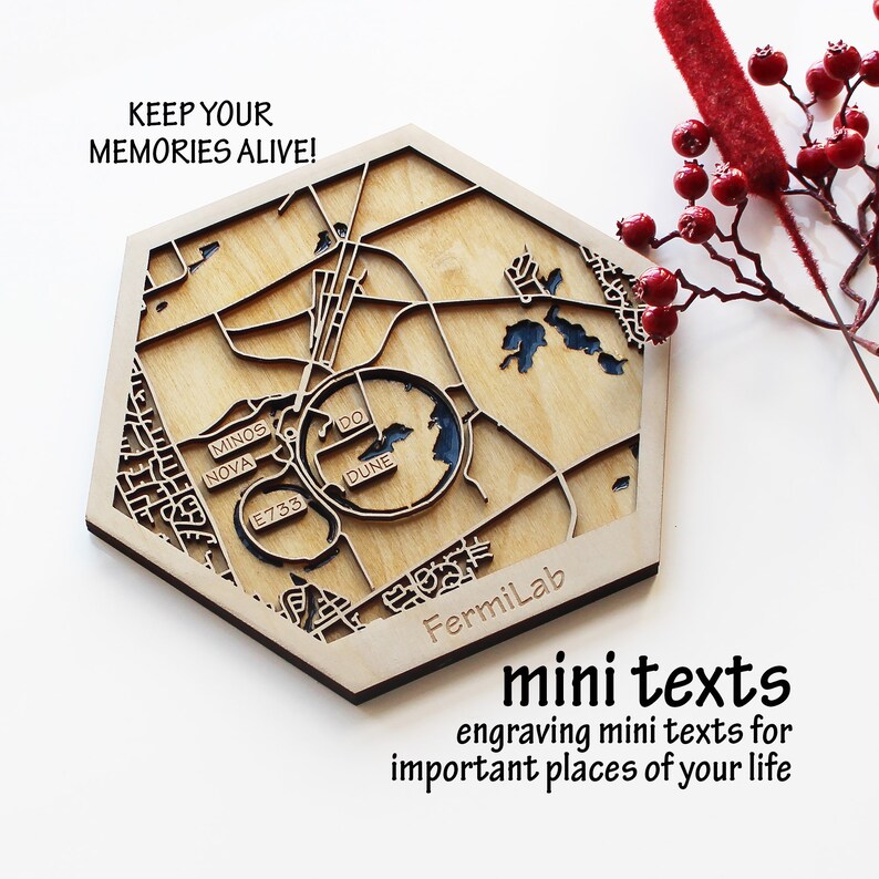 Peut inclure: Une carte hexagonale en bois avec le texte "Fermilab" et "mini texts engraving mini texts for important places of your life". La carte pr&eacute;sente le texte "MINOS NOVA", "DO DUNE", et "E733".