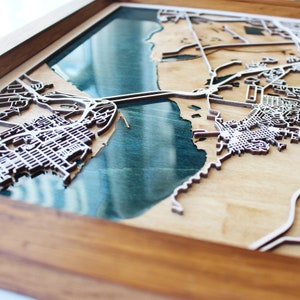 Aangepaste houten stadsplattegrond voor moeder | Moederdagcadeau voor haar, kunst van hout en epoxyhars, lasergesneden kaart