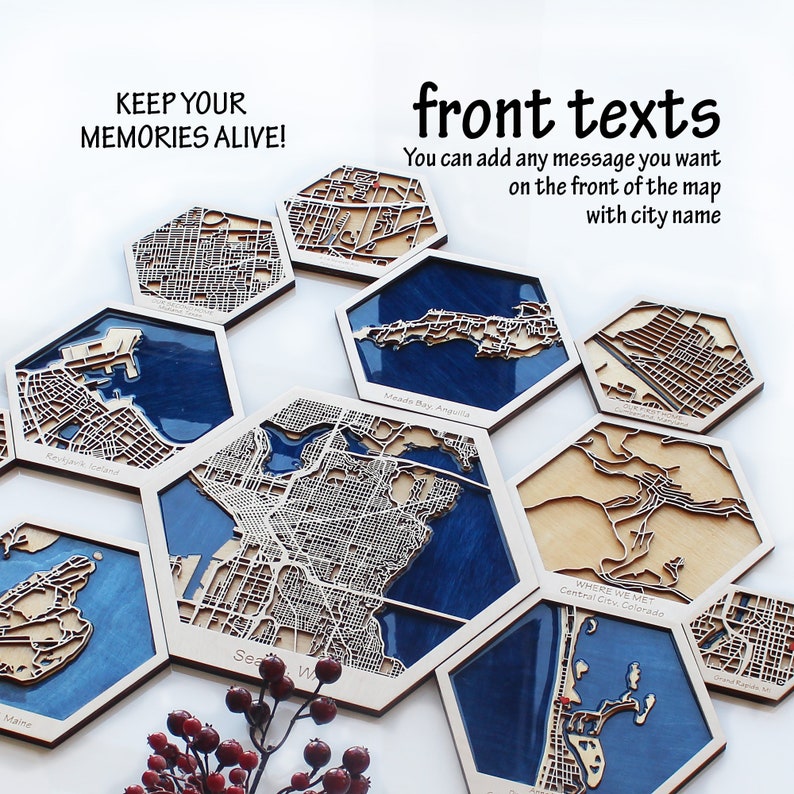 Peut inclure: Un ensemble de sous-verres hexagonaux en bois avec des cartes de villes d&eacute;coup&eacute;es au laser et de la r&eacute;sine bleue. Les sous-verres pr&eacute;sentent le texte "KEEP YOUR MEMORIES ALIVE!" et "front texts You can add any message you want on the front of the map with city name".
