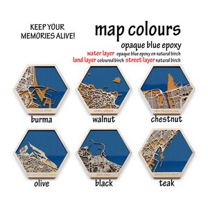 Peut inclure: Six sous-verres hexagonaux en bois avec des cartes de villes diff&eacute;rentes. Les cartes sont en bois et ont une couche de r&eacute;sine &eacute;poxy bleue. Les sous-verres sont &eacute;tiquet&eacute;s avec le nom de la ville et la couleur du bois utilis&eacute;. Les couleurs sont : Burma, Noyer, Ch&acirc;taigne, Olive, Noir et Teck.