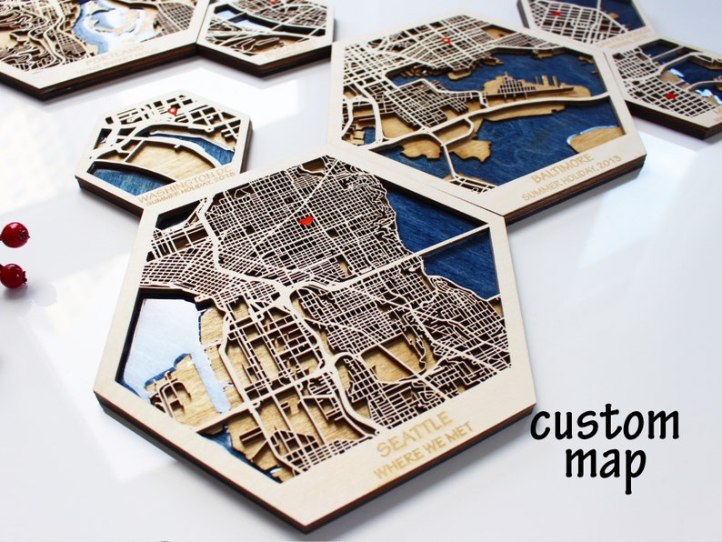 Peut inclure: Carte hexagonale en bois de Seattle, Washington avec le texte "Seattle Where We Met" en bas. La carte est d&eacute;coup&eacute;e au laser et pr&eacute;sente une palette de couleurs bleue et brune. Le mot "carte personnalis&eacute;e" est &eacute;crit en noir sur fond blanc.