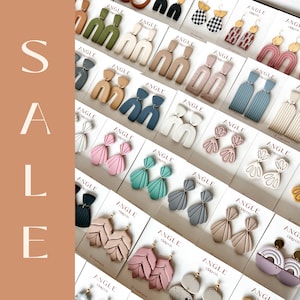 VENTA Pendientes colgantes / Venta de sábados para pequeñas empresas / Pendientes de arcilla / Postes hipoalergénicos / Alambres para los oídos / Regalos de Navidad