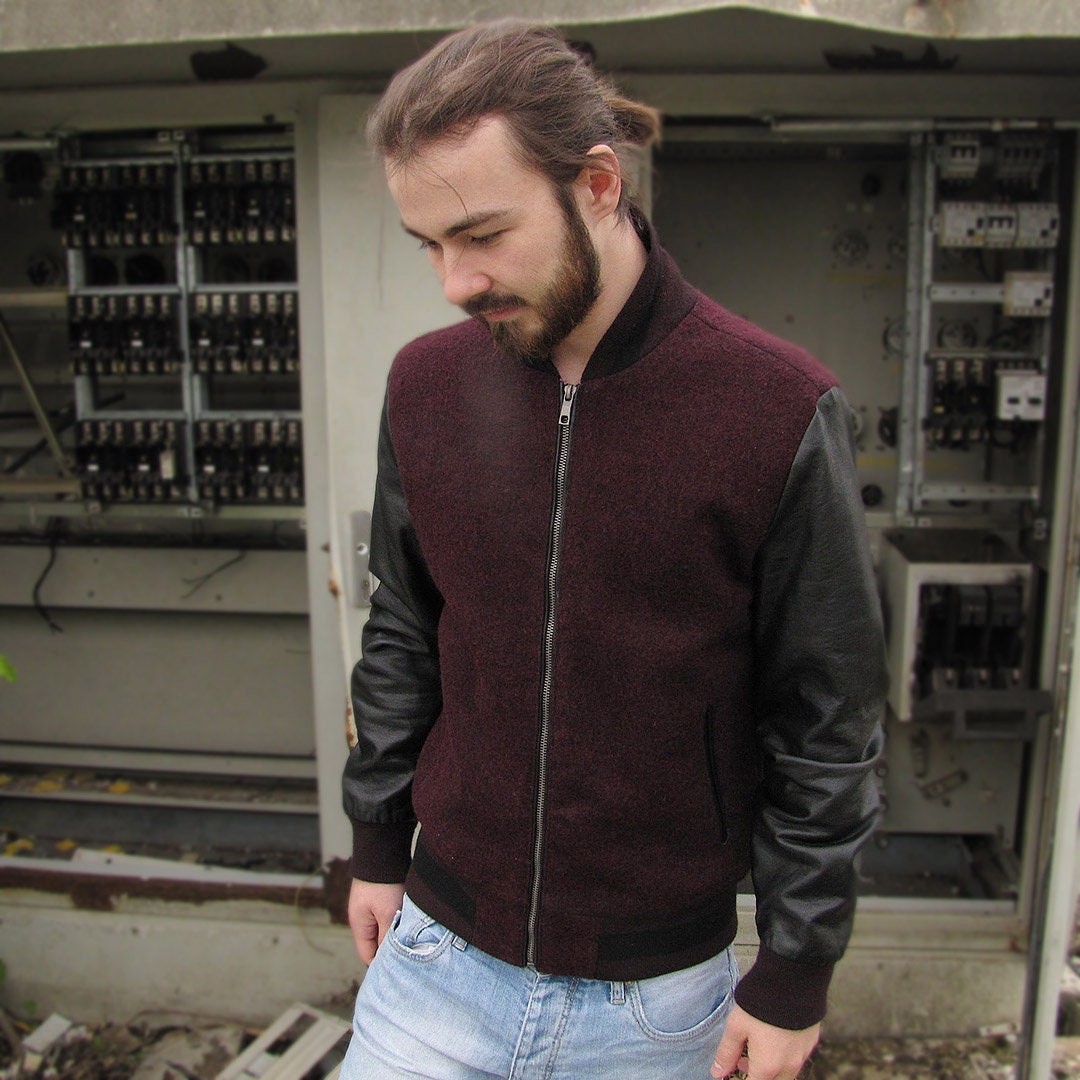 Chaqueta universitaria de Zara, mangas clásicas de piel sintética